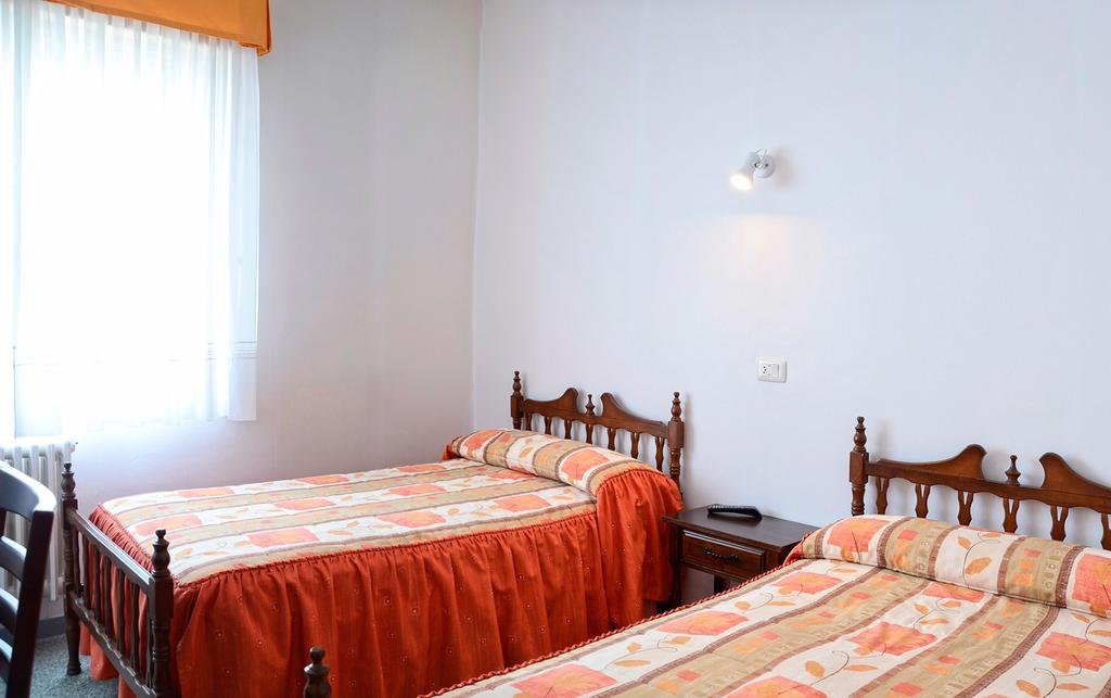 Отель Hostal La Viuda Pobra De Trives Номер фото